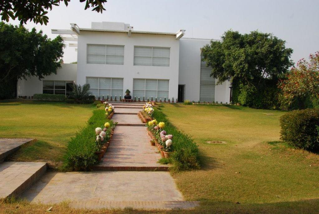 Aravli Vista Hotel Gurgaon Exterior photo