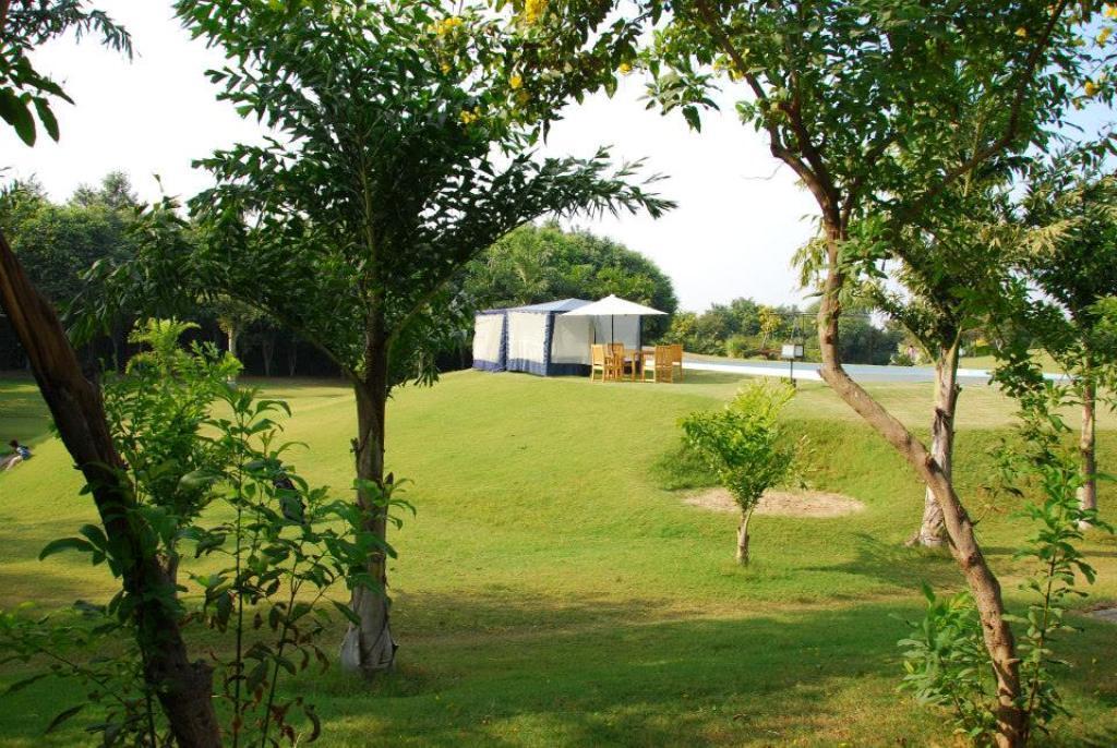 Aravli Vista Hotel Gurgaon Exterior photo