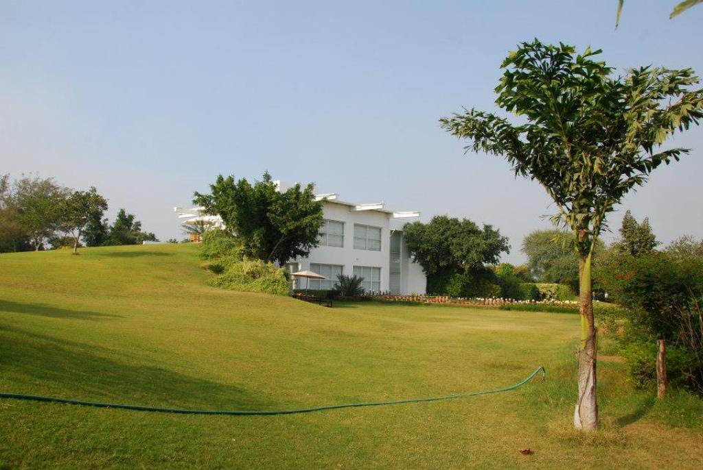 Aravli Vista Hotel Gurgaon Exterior photo